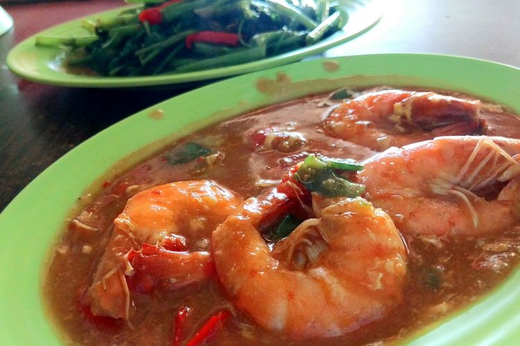 Savor Fresh Seafood from Cilacap's Sea at Bu Emi's Warung